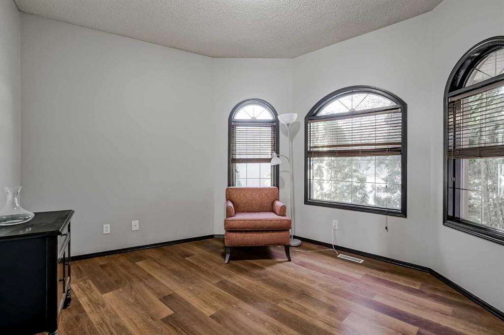 Picture for 60 Mckenzie Lake Crescent SE