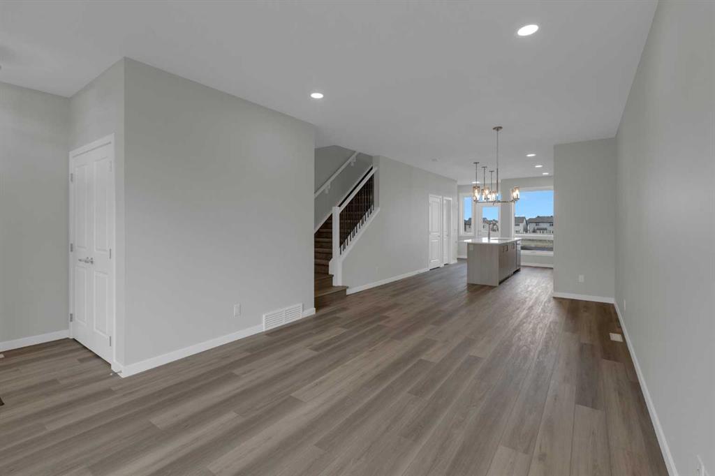 Picture for 2022 Cobblebrook Crescent SW https://www.cirrealty.ca/reb/creb/21/A2265021_7.jpg