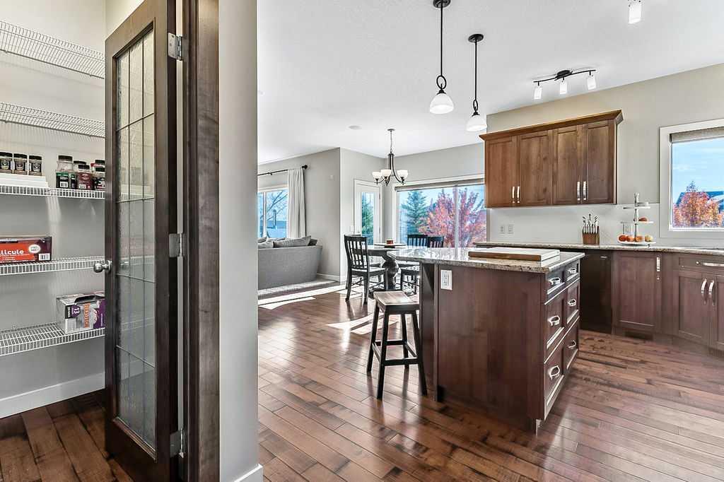 Picture for 14 Crystal Green Grove  https://www.cirrealty.ca/reb/creb/21/A2266321_10.jpg