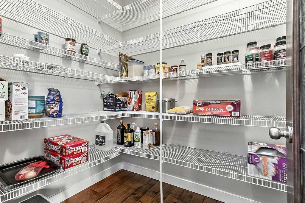 Picture for 14 Crystal Green Grove  https://www.cirrealty.ca/reb/creb/21/A2266321_11.jpg