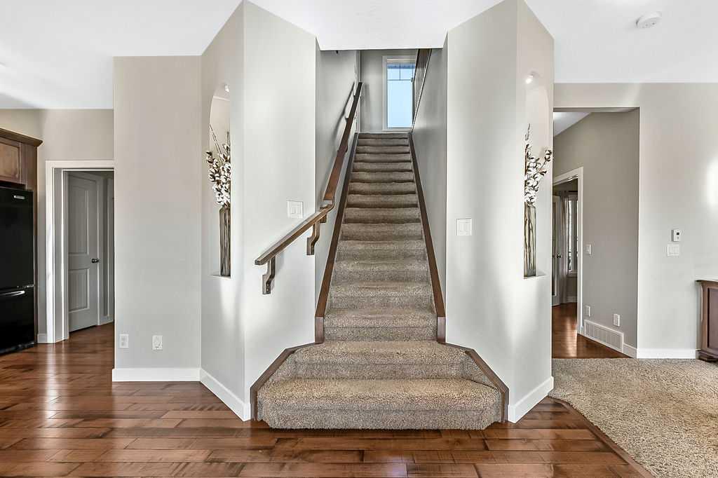 Picture for 14 Crystal Green Grove  https://www.cirrealty.ca/reb/creb/21/A2266321_18.jpg