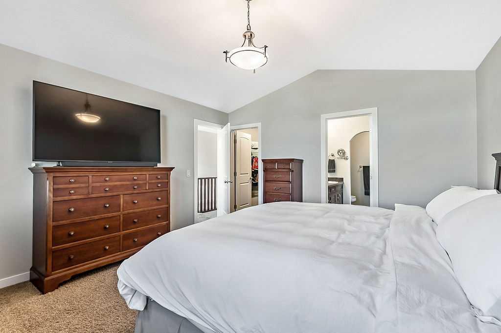 Picture for 14 Crystal Green Grove  https://www.cirrealty.ca/reb/creb/21/A2266321_19.jpg