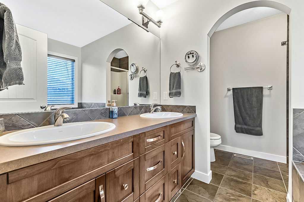 Picture for 14 Crystal Green Grove  https://www.cirrealty.ca/reb/creb/21/A2266321_20.jpg
