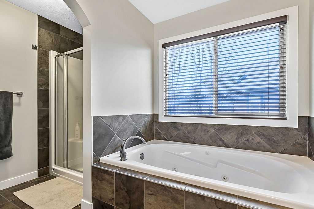 Picture for 14 Crystal Green Grove  https://www.cirrealty.ca/reb/creb/21/A2266321_21.jpg