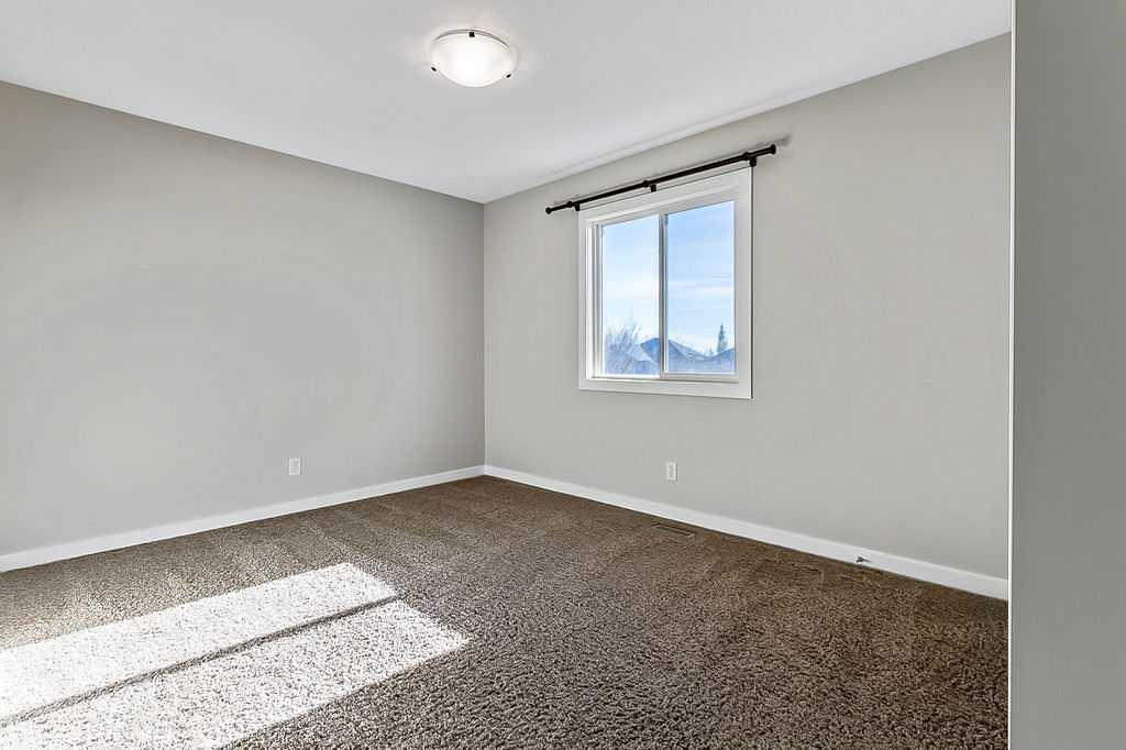 Picture for 14 Crystal Green Grove  https://www.cirrealty.ca/reb/creb/21/A2266321_24.jpg