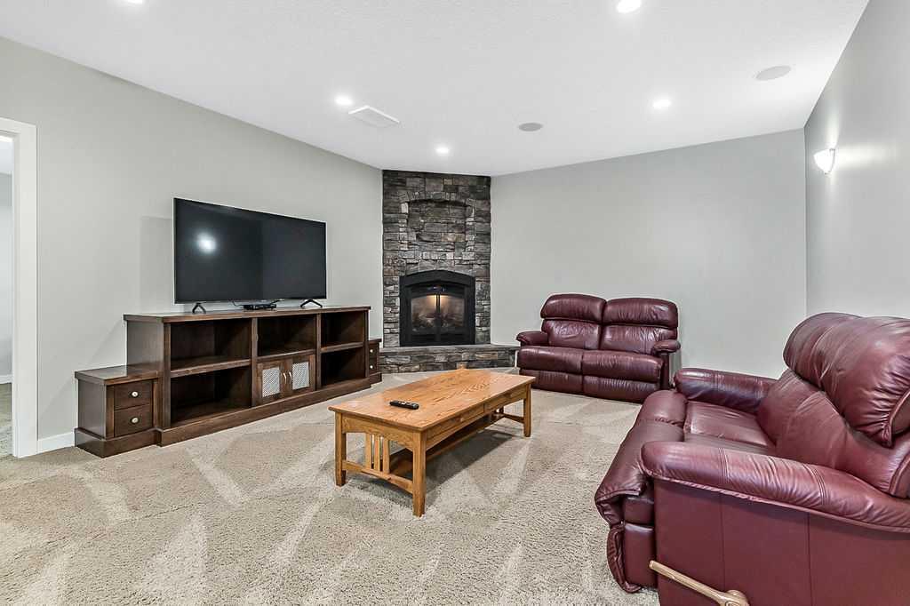 Picture for 14 Crystal Green Grove  https://www.cirrealty.ca/reb/creb/21/A2266321_27.jpg