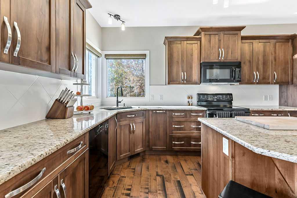 Picture for 14 Crystal Green Grove  https://www.cirrealty.ca/reb/creb/21/A2266321_7.jpg