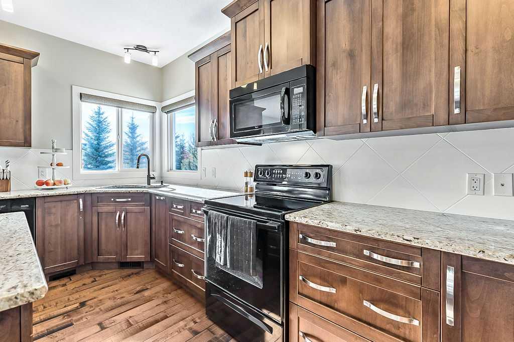 Picture for 14 Crystal Green Grove  https://www.cirrealty.ca/reb/creb/21/A2266321_8.jpg