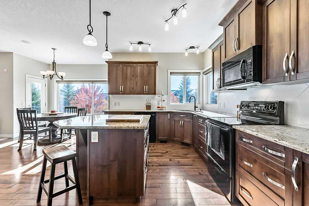 Picture for 14 Crystal Green Grove  https://www.cirrealty.ca/reb/creb/21/A2266321_9.jpg