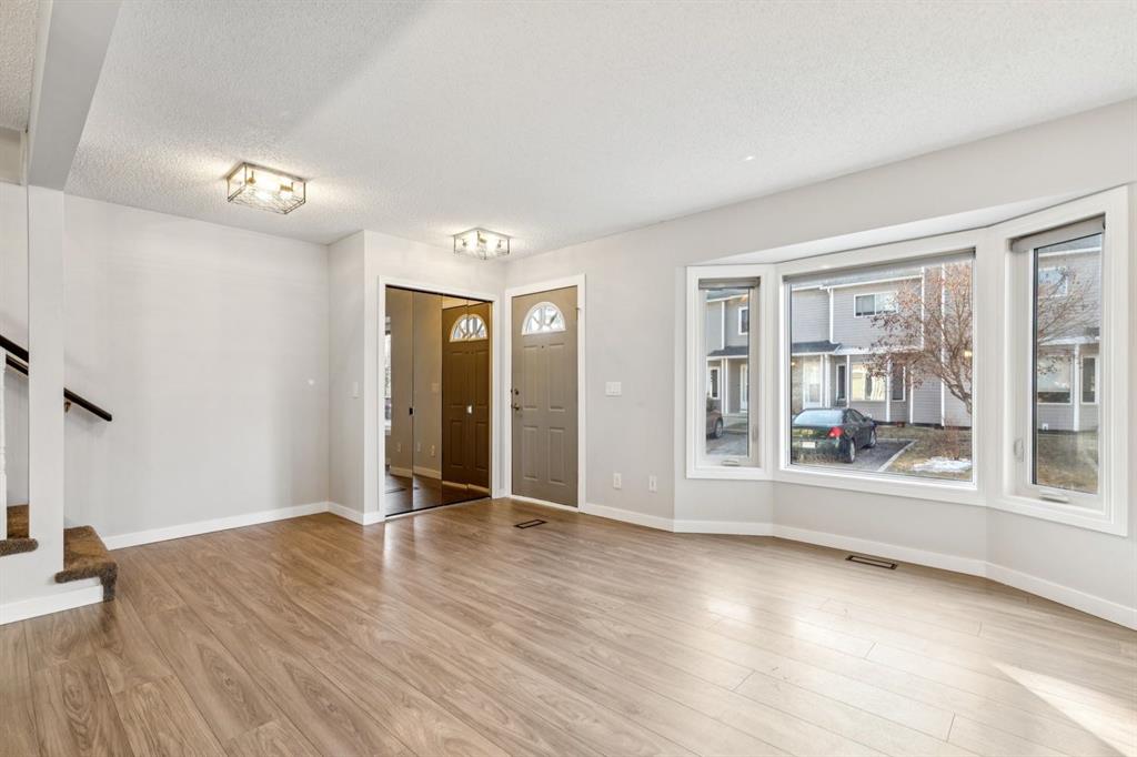 Picture for 172 Riverglen Park SE