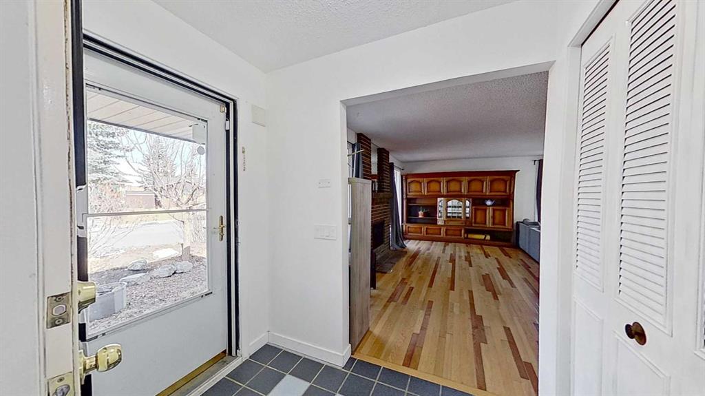 Picture for 315 Pinecrest Crescent NE