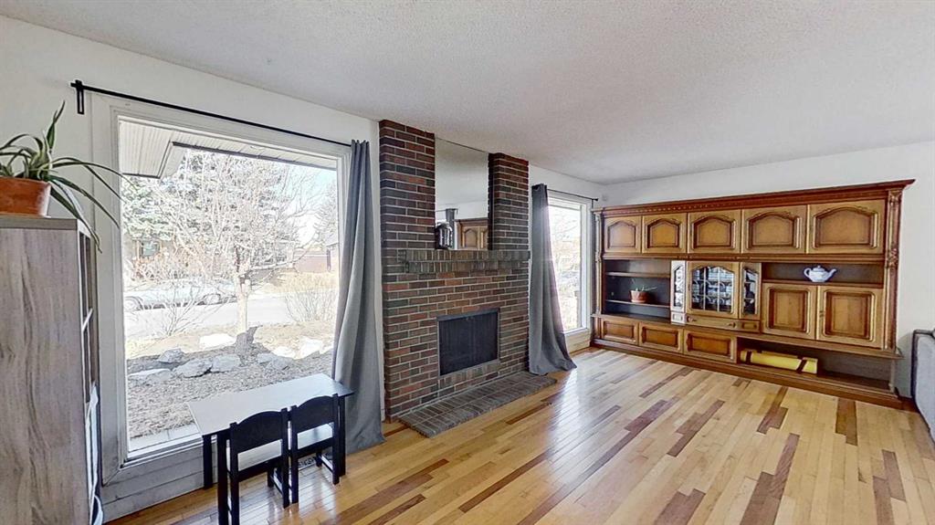 Picture for 315 Pinecrest Crescent NE