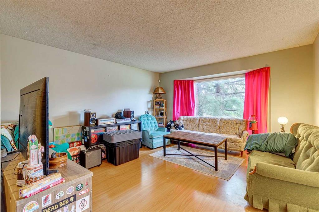 Picture for 864 Queensland Drive SE