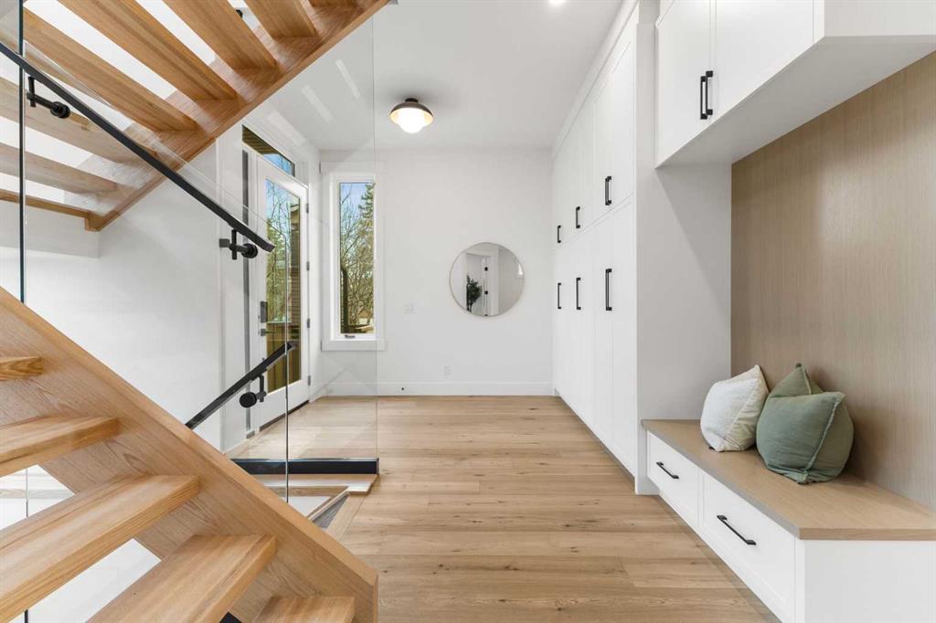 Picture for 725 18 Avenue NW