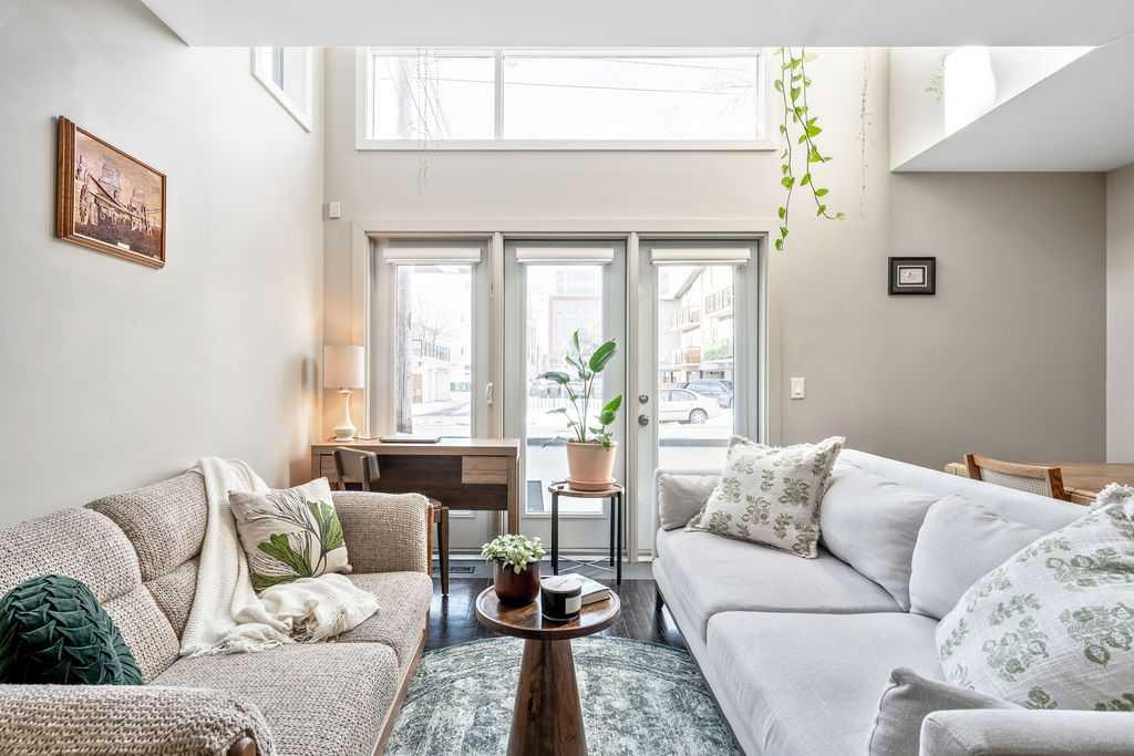 Picture for 2, 52 6 Street NE