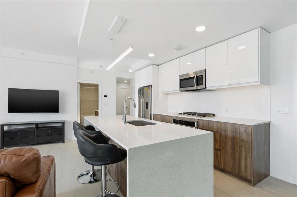 Picture for 211, 327 9A Street NW