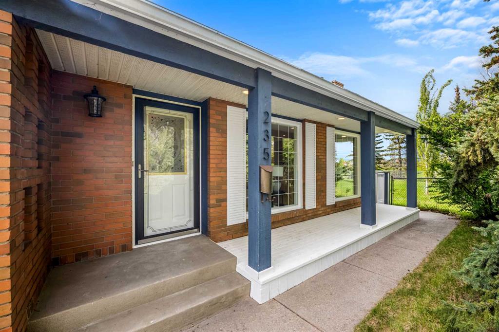 Picture for 235 Lake Rosen Crescent SE