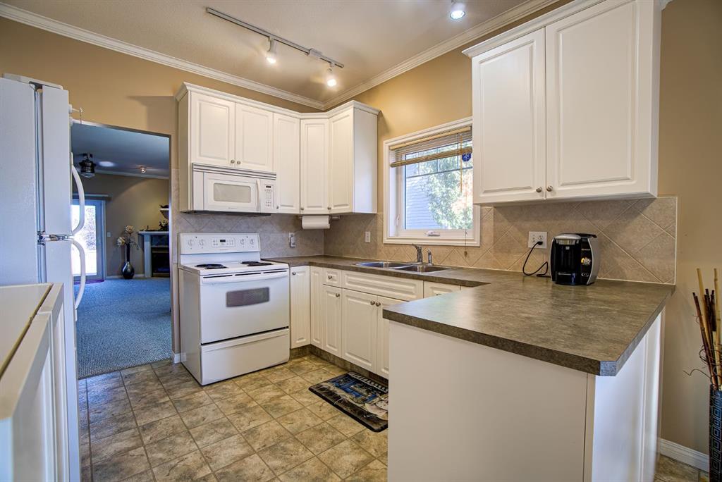 Picture for 22 Skyline Mews  https://www.cirrealty.ca/reb/creb/29/A2264329_13.jpg