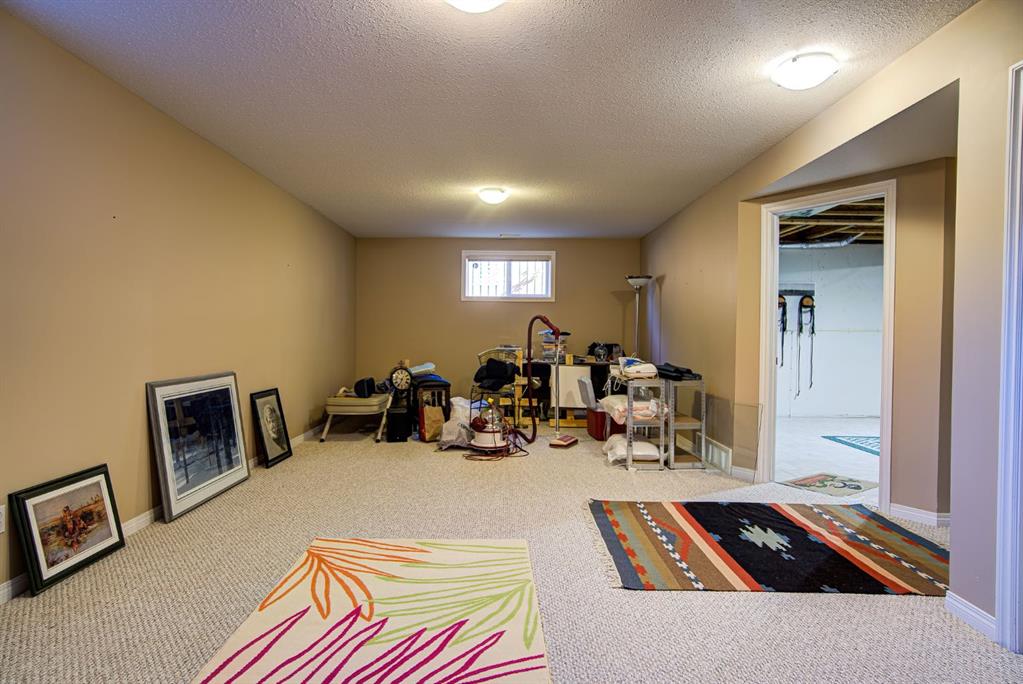 Picture for 22 Skyline Mews  https://www.cirrealty.ca/reb/creb/29/A2264329_34.jpg