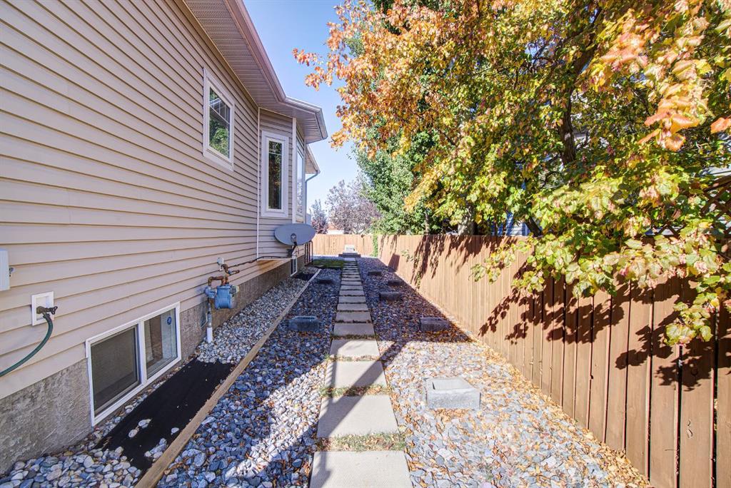 Picture for 22 Skyline Mews  https://www.cirrealty.ca/reb/creb/29/A2264329_43.jpg