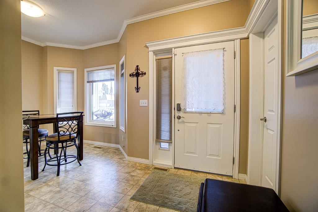 Picture for 22 Skyline Mews  https://www.cirrealty.ca/reb/creb/29/A2264329_9.jpg