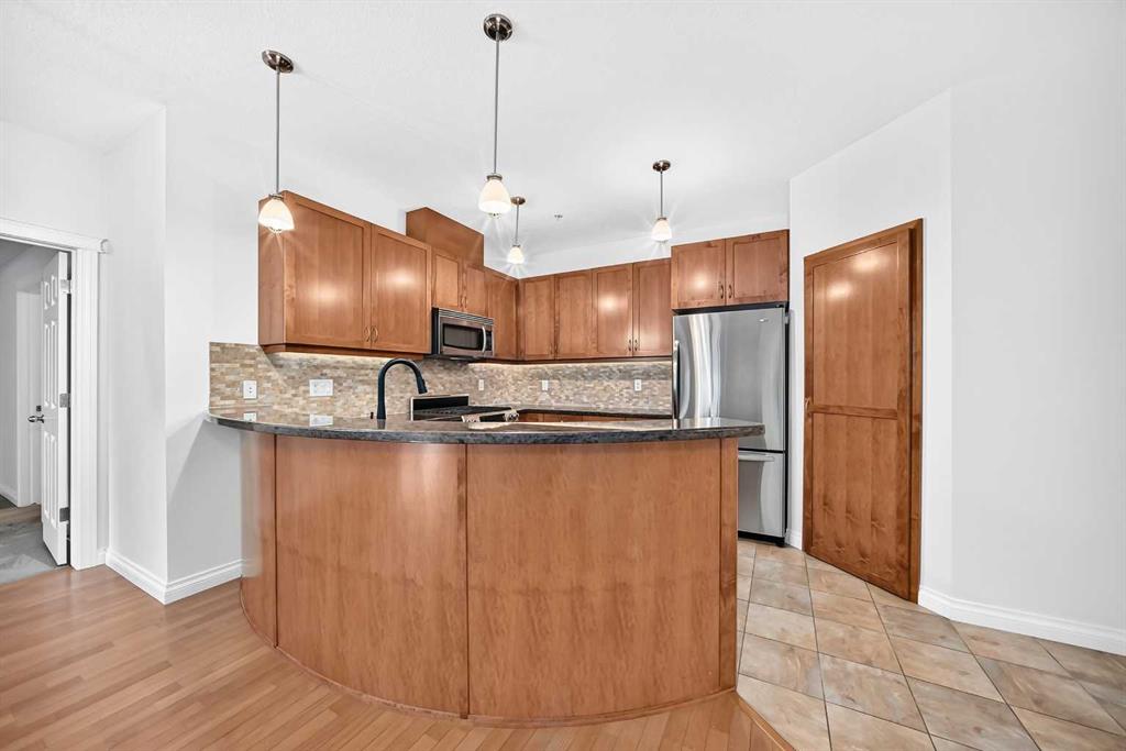 Picture for 103, 4 Hemlock Crescent SW