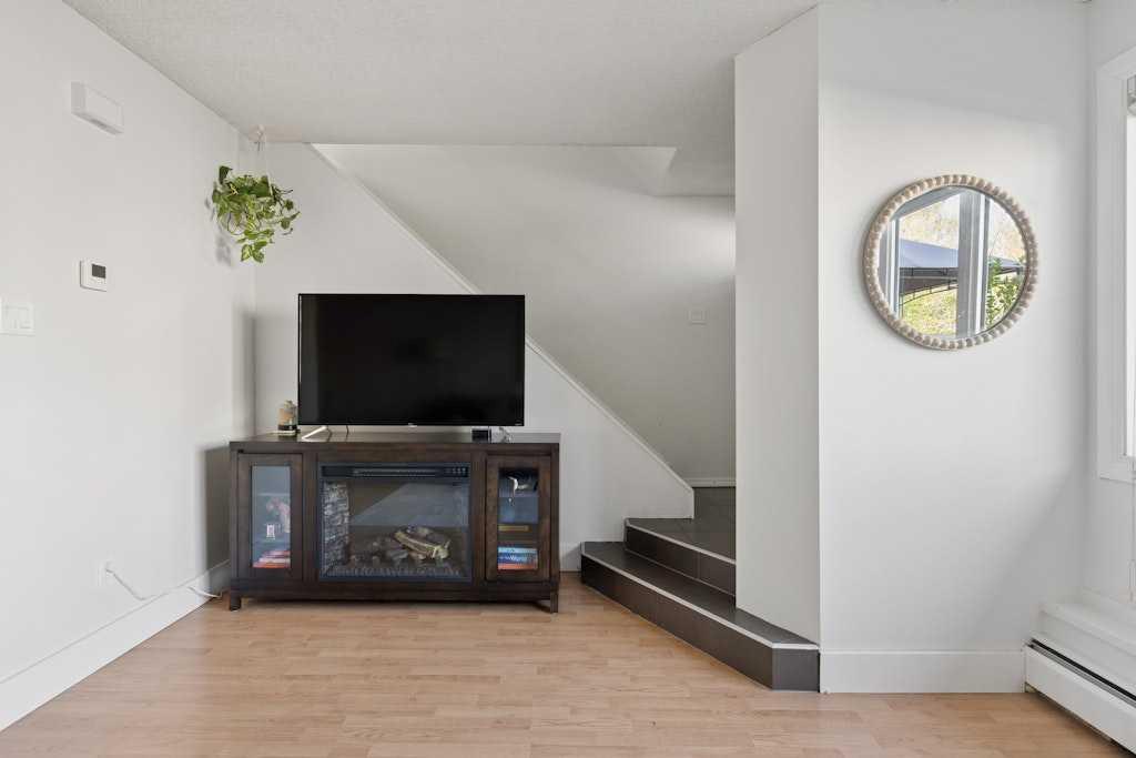 Picture for 151, 3809 45 Street SW