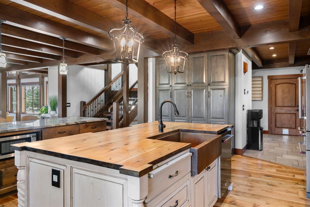 Picture for 178026 229 Street W https://www.cirrealty.ca/reb/creb/32/A2266432_18.jpg