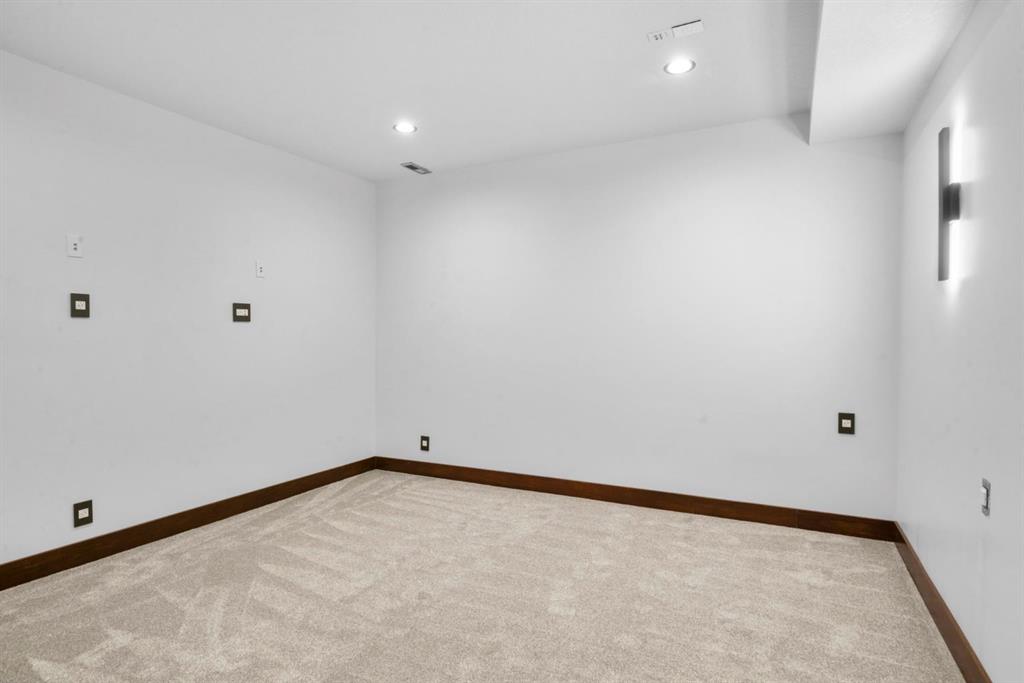 Picture for 178026 229 Street W https://www.cirrealty.ca/reb/creb/32/A2266432_36.jpg
