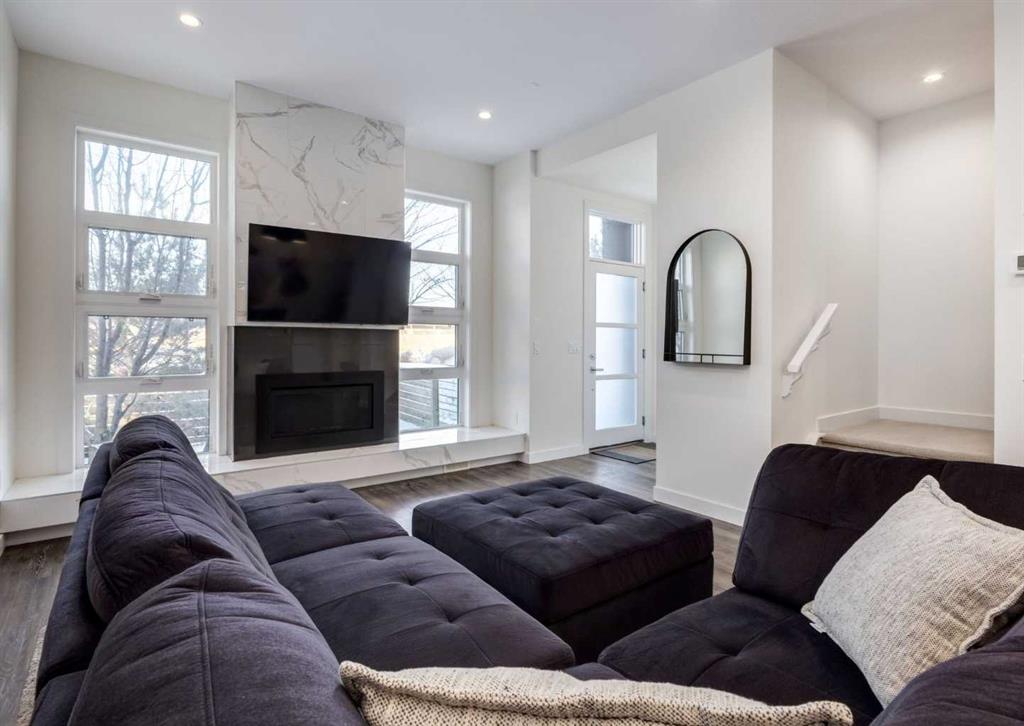 Picture for 1, 125 24 Avenue NE