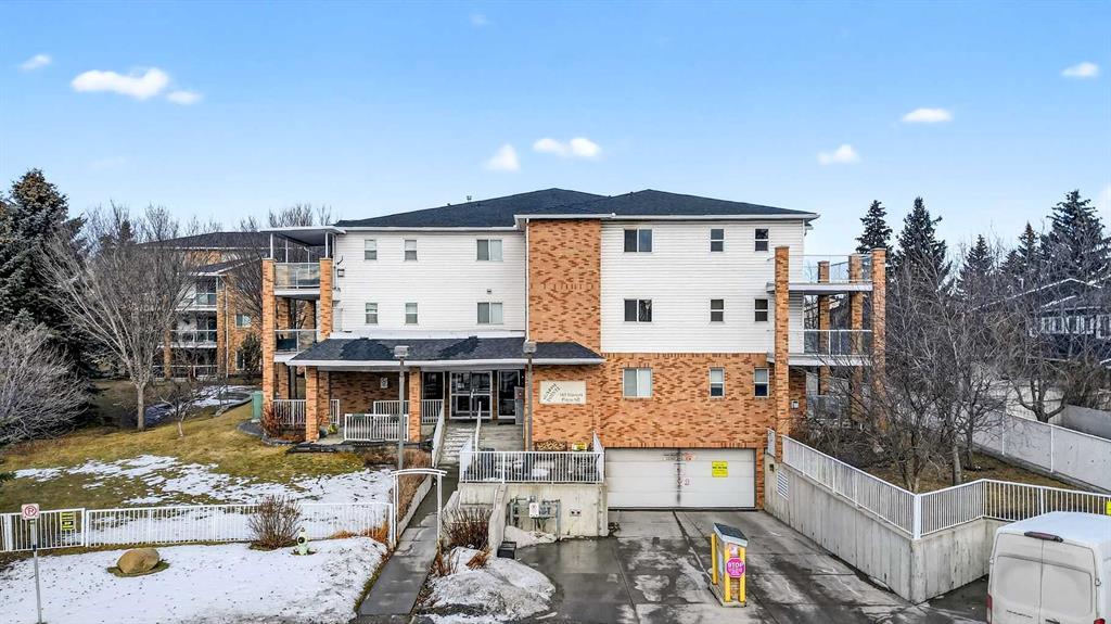 Picture for 210, 165 Manora Place NE