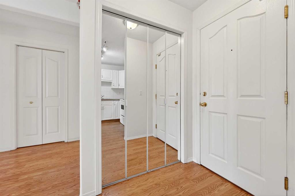 Picture for 210, 165 Manora Place NE