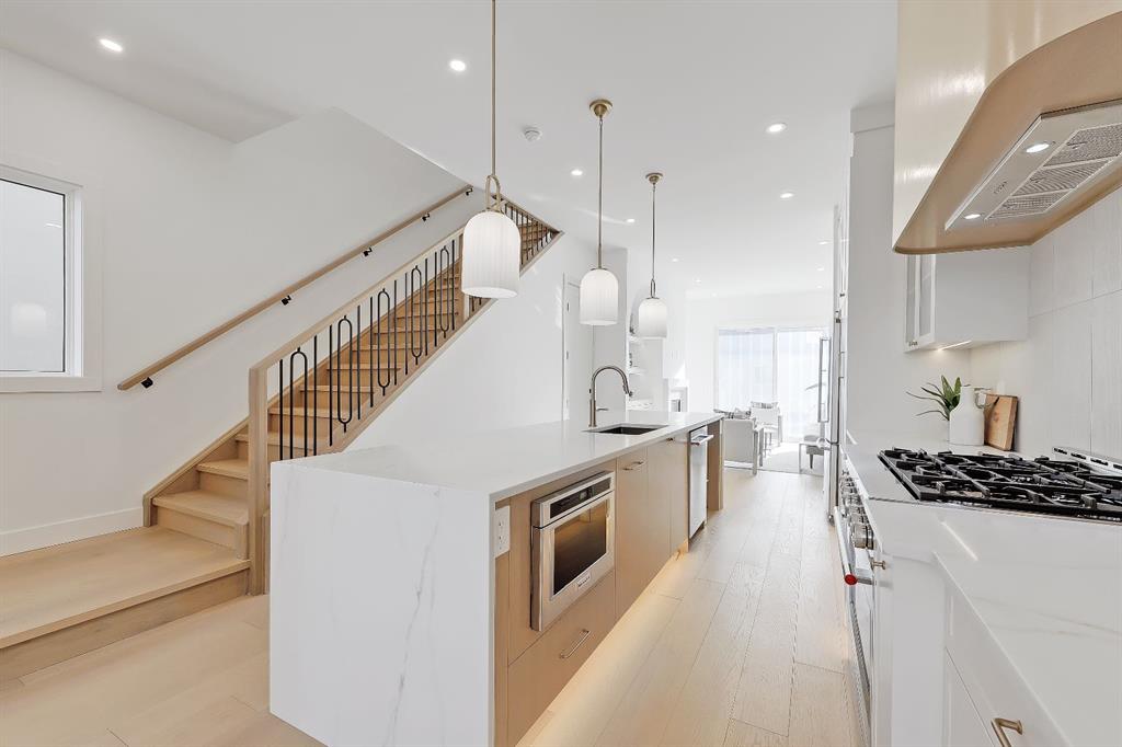 Picture for 417 22 Avenue NW