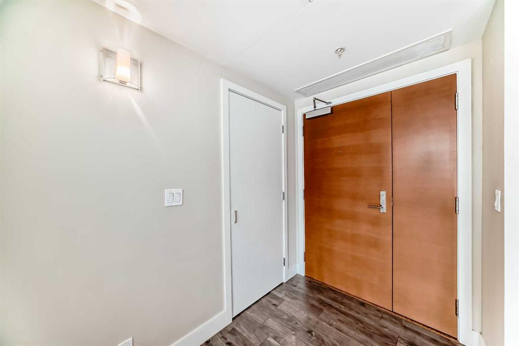 Picture for 204, 560 6 Avenue SE