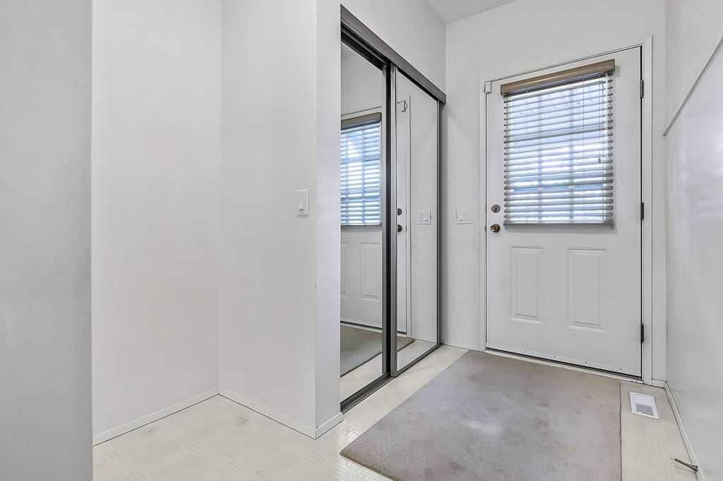 Picture for 32, 5019 46 Avenue SW