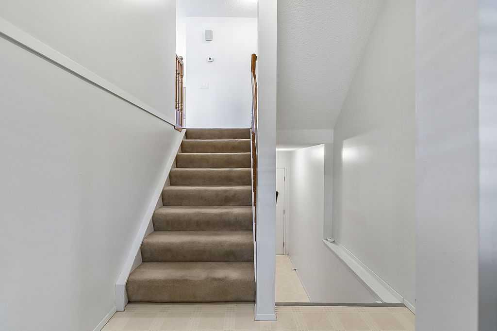 Picture for 32, 5019 46 Avenue SW