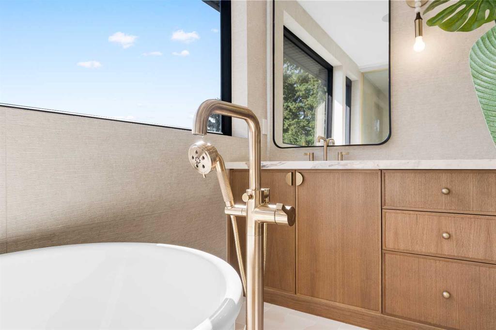 Picture for 692 West Chestermere Drive  https://www.cirrealty.ca/reb/creb/37/A2258137_34.jpg