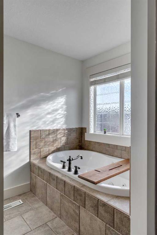Picture for 315 Crystal Green Close  https://www.cirrealty.ca/reb/creb/37/A2266937_26.jpg