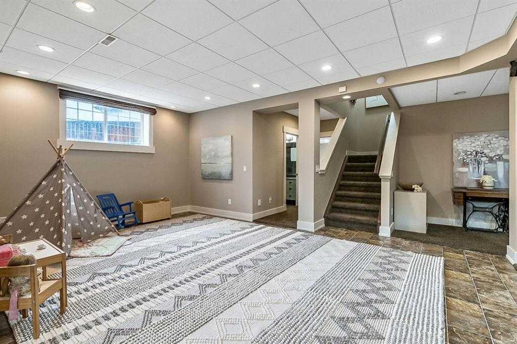 Picture for 315 Crystal Green Close  https://www.cirrealty.ca/reb/creb/37/A2266937_39.jpg