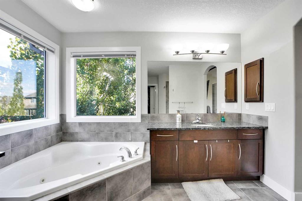 Picture for 70 Royal Ridge Manor NW https://www.cirrealty.ca/reb/creb/37/A2267637_23.jpg