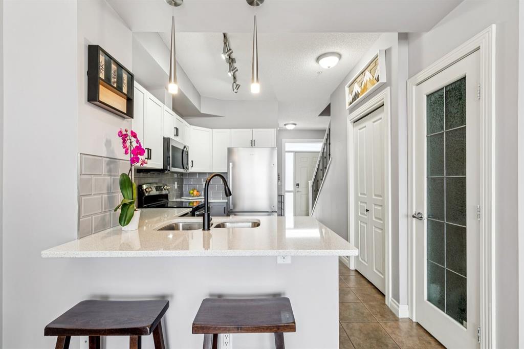 Picture for 12, 140 Rockyledge View NW