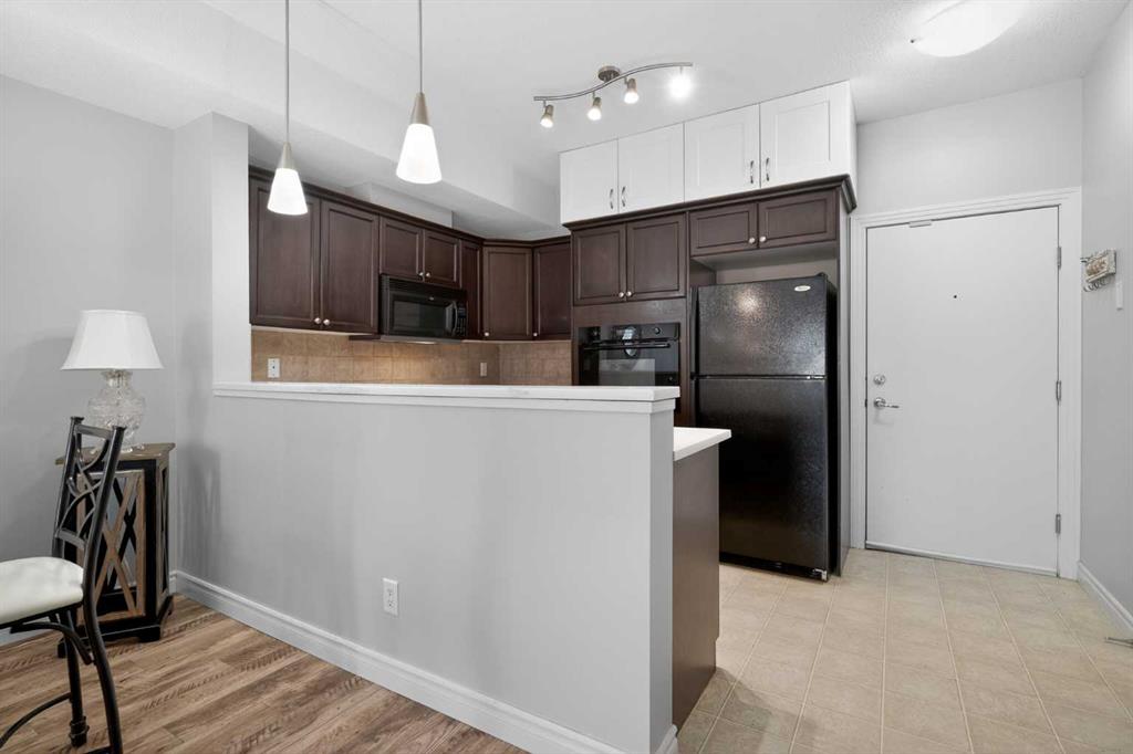Picture for 104, 60 Royal Oak Plaza NW