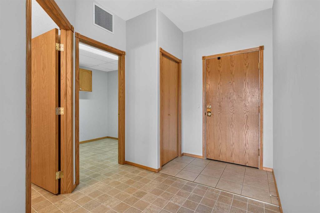 Picture for 325, 728 Country Hills Road NW