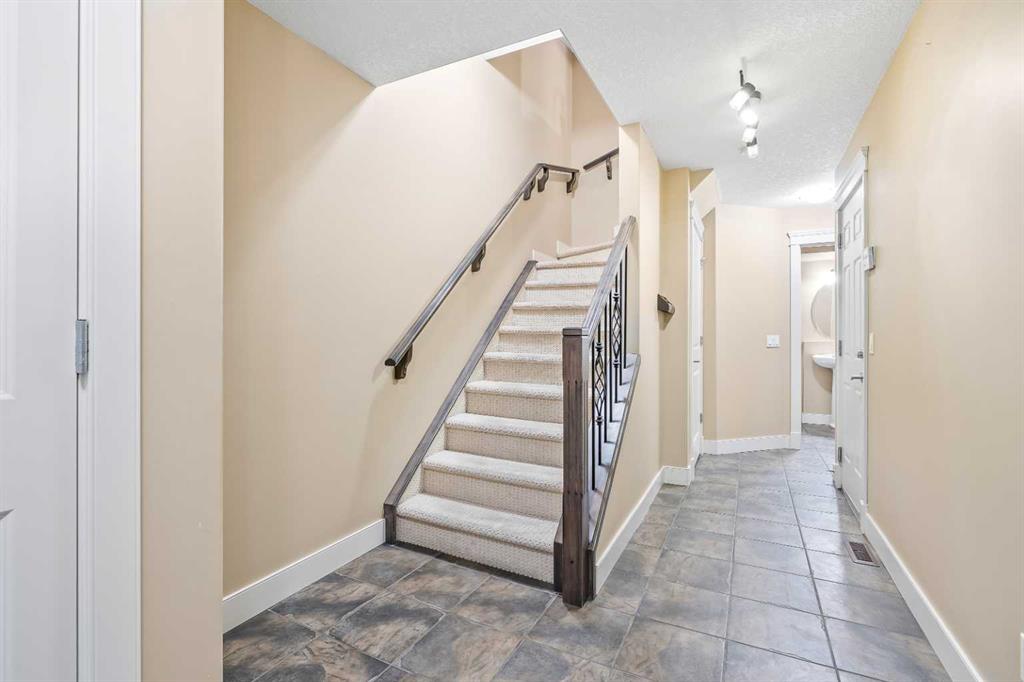 Picture for 402, 10 Discovery Ridge Hill SW