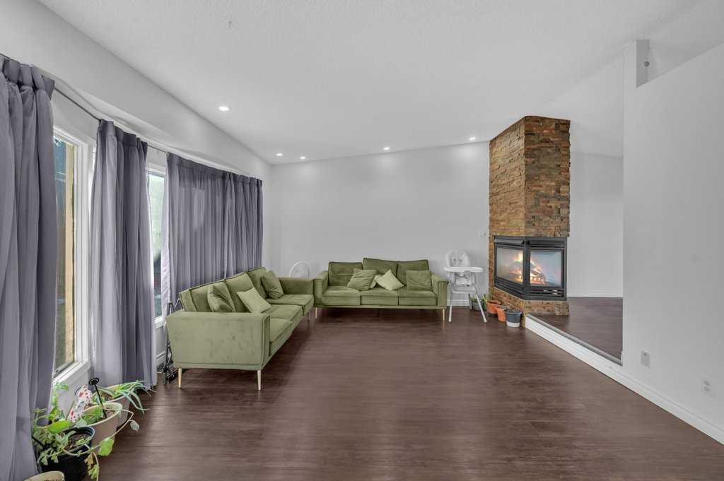 Picture for 64 Castledale Crescent NE