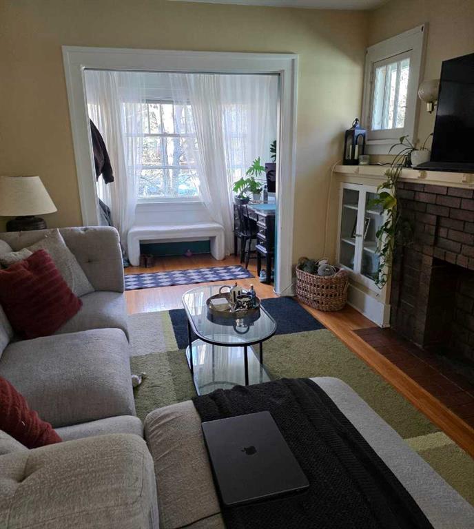 Picture for 327 3 Avenue NE