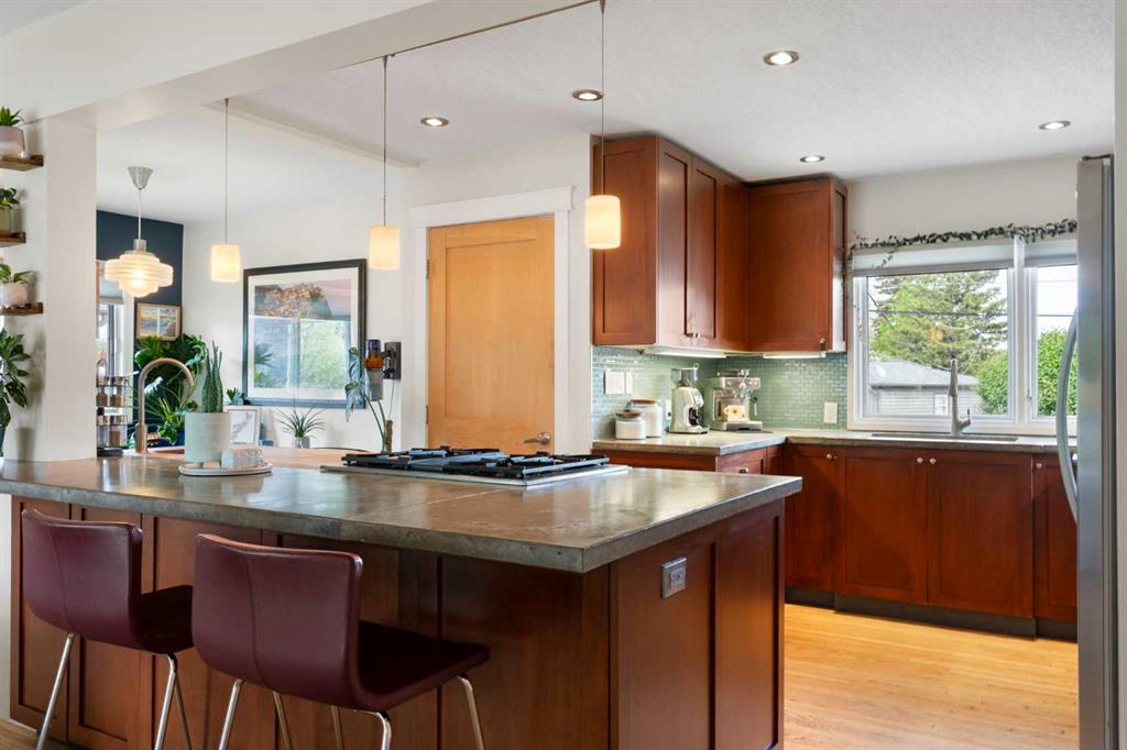 Picture for 14 Montrose Crescent NE