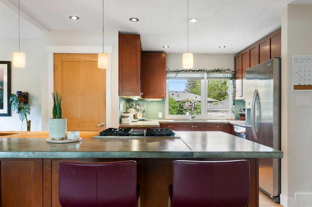 Picture for 14 Montrose Crescent NE