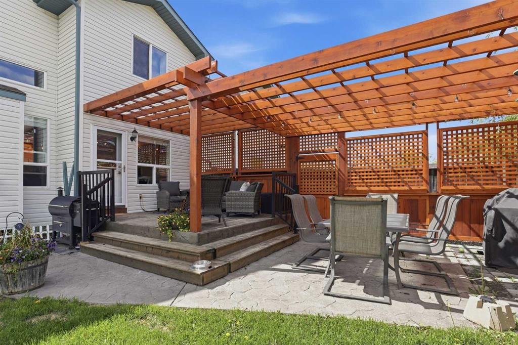 Picture for 121 Canoe Square SW