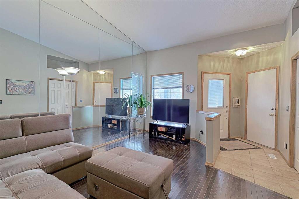 Picture for 102 Coventry Crescent NE